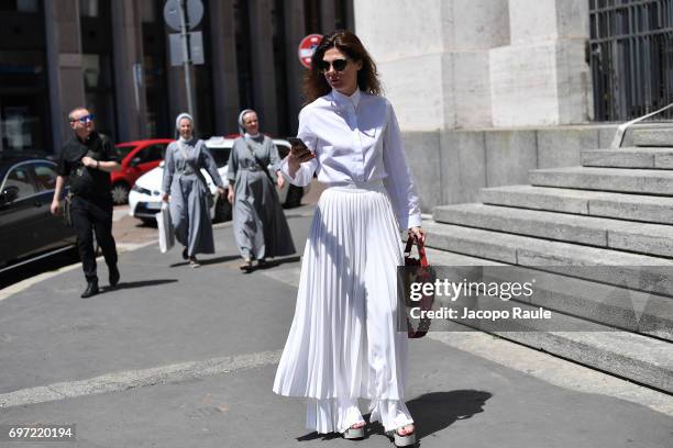 Sara Battaglia arrives at the Salvatore Ferragamo show during Milan Men's Fashion Week Spring/Summer 2018 on June 18, 2017 in Milan, Italy.