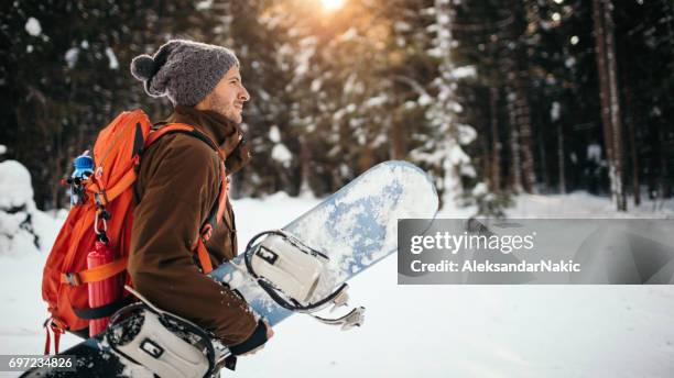 listo para snowboard - tabla de snowboard fotografías e imágenes de stock