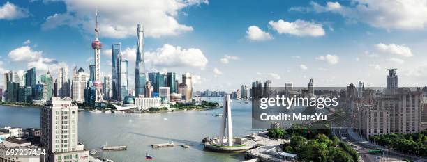 panoramaausblicke auf die skyline von shanghai - bund uferpromenade stock-fotos und bilder