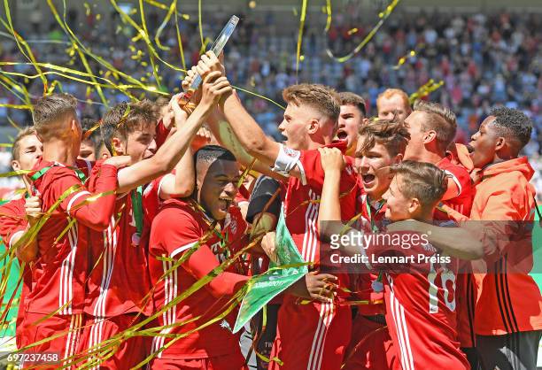 The team of FC Bayern Muenchen celebrates winning the B Juniors German Championship Final against SV Werder Bremen at Stadion an der Gruenwalder...