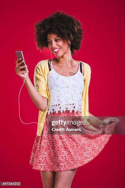 muziek is mijn passie - fashion pretty woman listening music in headphones with smartphone colorful stockfoto's en -beelden