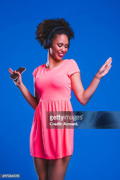 dansen is mijn meditatie - fashion pretty woman listening music in headphones with smartphone colorful stockfoto's en -beelden
