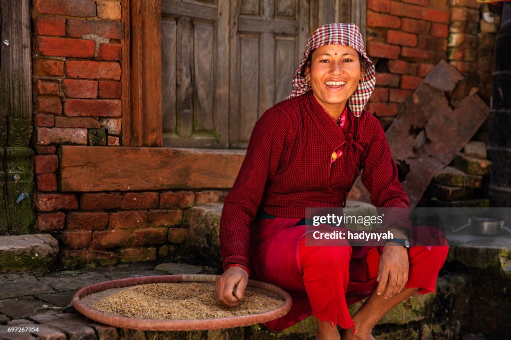 Nepalesische Frau Sichten einen Reis, Bhaktapur