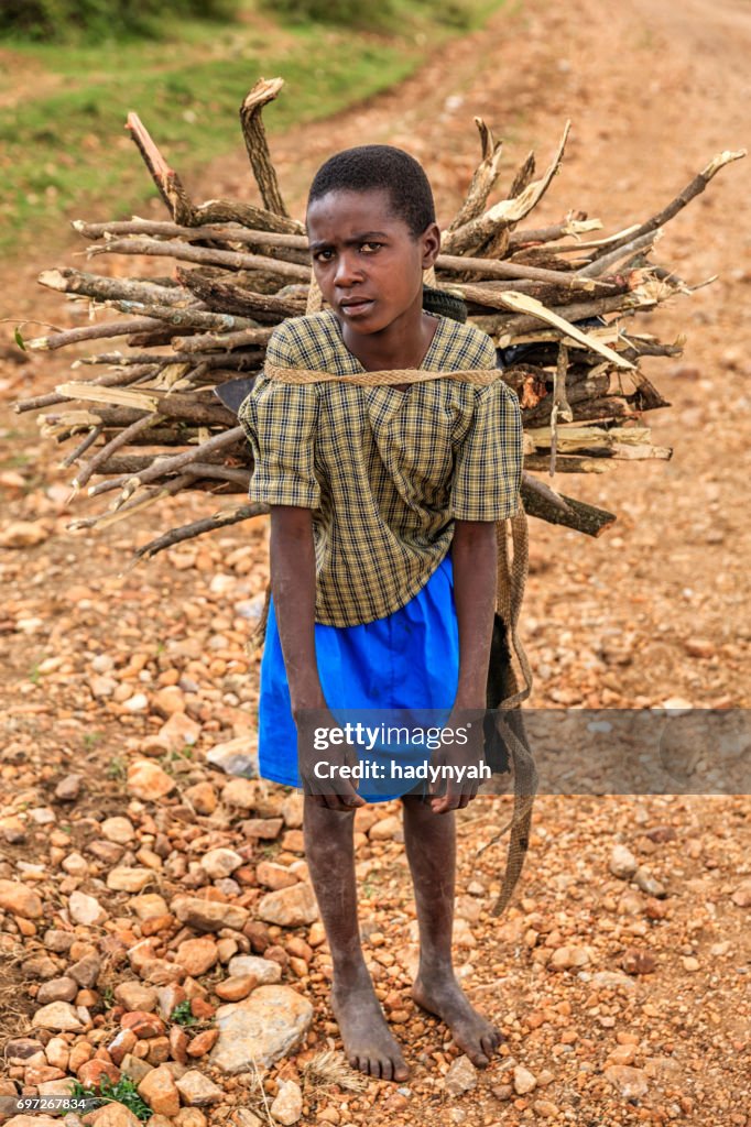 Niña africana con broza, sur de Kenia, África del este