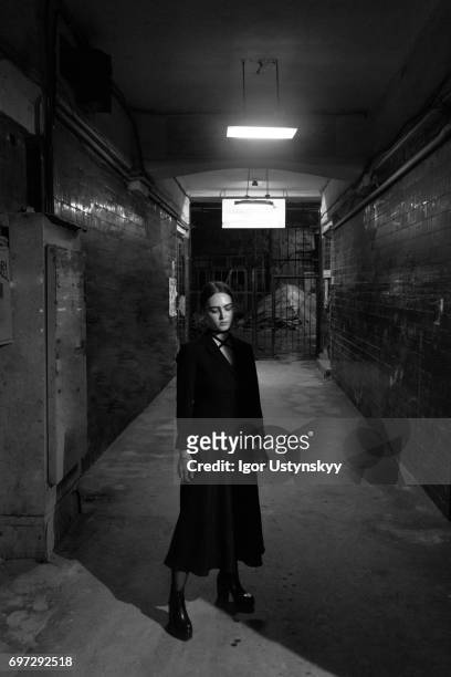 black and white fashion portrait of woman in city - day for night 2017 fotografías e imágenes de stock