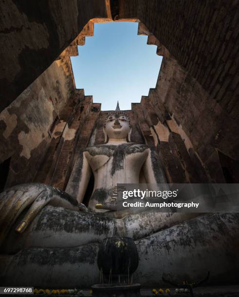 big buddha statute in sukhothai historical park. - wat si chum stockfoto's en -beelden