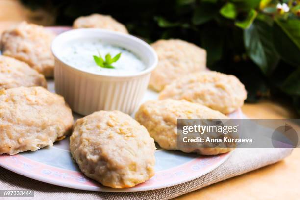 fried chicken cutlets with white sauce and dill in a bowl, top view - cutlet stock-fotos und bilder