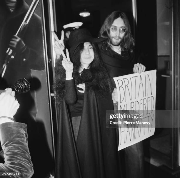 Musicians John Lennon and Yoko Ono carrying a 'Britain Murdered Hanratty' sign at the premiere of the film 'The Magic Christian' at the Odeon...