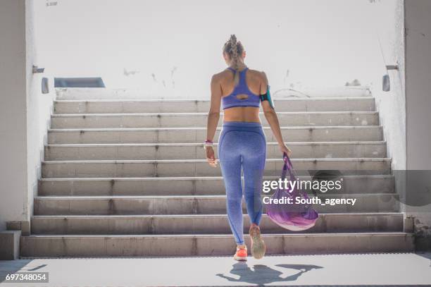 女運動員 - gym bag 個照片及圖片檔