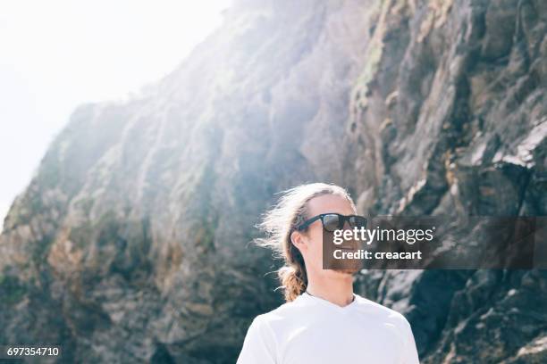 ehrliches porträt eines mannes in sonnenbrille auf towan beach, newquay. - european best pictures of the day june 28 2017 stock-fotos und bilder