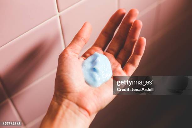 beauty product in palm of hand - conditioner imagens e fotografias de stock