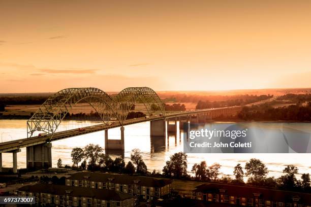 hernando de soto bridge, memphis, tennessee - rio mississipi - fotografias e filmes do acervo