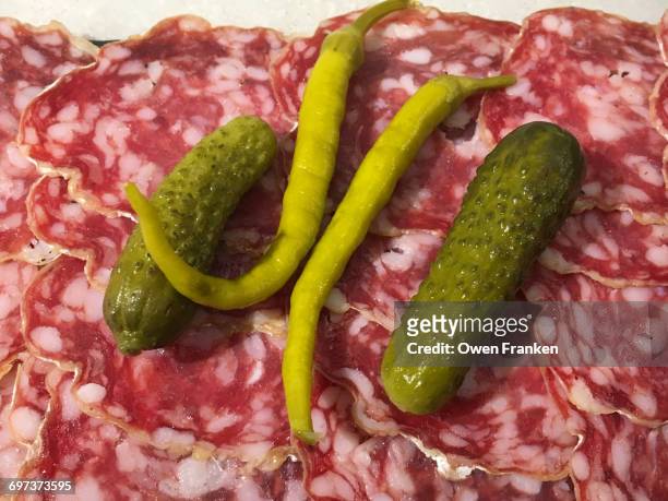 sliced salami with pickles and peppers - sliced pickles - fotografias e filmes do acervo