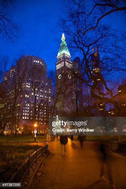 people in madison square park at holiday season - metropolitan life insurance company tower stock pictures, royalty-free photos & images