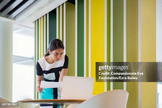 businesswoman using laptop in cafe - cef - fotografias e filmes do acervo