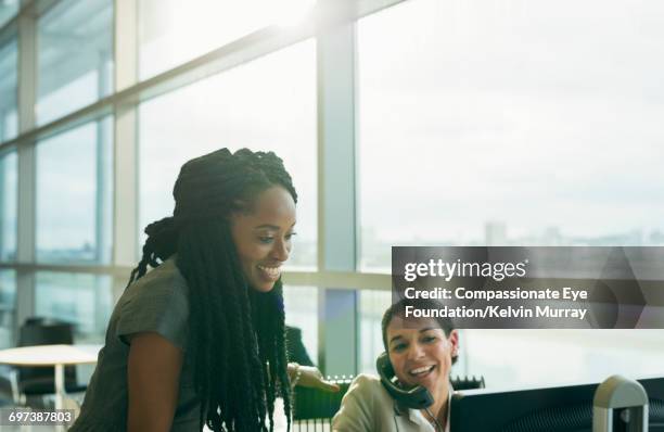 business people reviewing project in office - tresses africaines photos et images de collection
