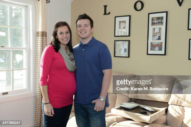 pregnant woman & husband smiling standing - 2 5 maanden stockfoto's en -beelden