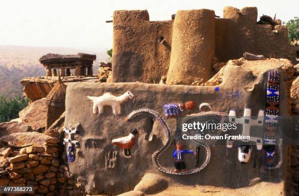 dogon tribal art for sale in mali - dogon stock pictures, royalty-free photos & images