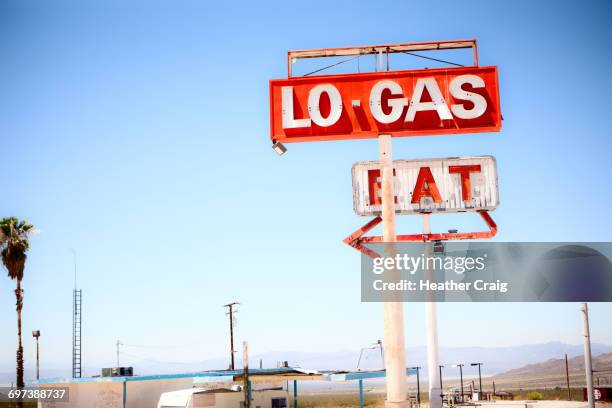 abandonded gas station - abwesenheit schild stock-fotos und bilder