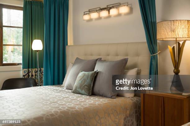 mid-century modern styled bedroom - ニュースムーナ・ビーチ ストックフォトと画像