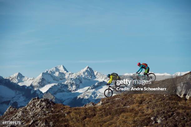 mountainbiking in the austrian alps - österreichische zentralalpen stock-fotos und bilder