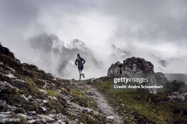 alpine running - 女性ランナー ストックフォトと画像
