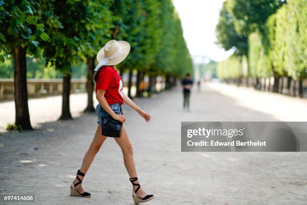 Sarah Benziane, fashion blogger, wears a Naive New Beater red t-shirt with the printed inscription "A La Folie" and a printed heart, a Pimkie blue...