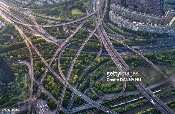 curved flyovers and multi lane highways in shanghai - ingewikkeldheid stockfoto's en -beelden