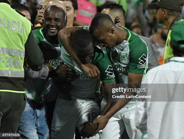 Rodin Quiñones of Nacional celebrates with teammate Edwin Velasco after scoring the fifth goal of his team during the Final second leg match between...