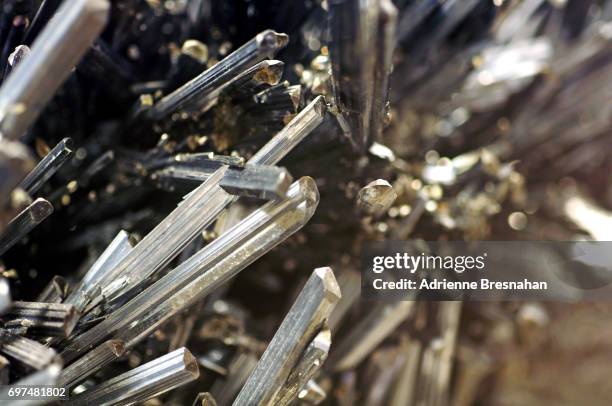 stibnite crystals, close-up - tinlegering stockfoto's en -beelden