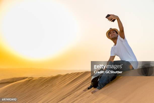 adolescente tomando selfie durante su visita a las dunas de arabia - tour of qatar fotografías e imágenes de stock