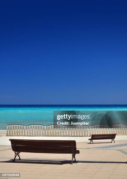 dos bancos en el paseo marítimo de altea, alicante - juampiter fotografías e imágenes de stock