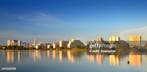 edificios reflejados en las salinas de calpe. alicante - juampiter fotografías e imágenes de stock