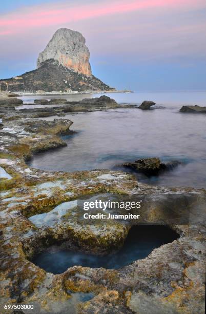 atardecer en la playa de calpe y el peñón de ifach - juampiter fotografías e imágenes de stock