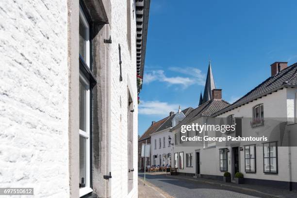 white houses of thorn in limburg, netherlands - limburg stockfoto's en -beelden