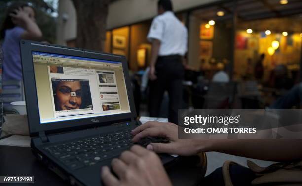 Person checks his computer in a Wi-Fi cafe in Mexico City on May 09, 2010. AFP PHOTO/OMAR TORRES / AFP PHOTO / OMAR TORRES