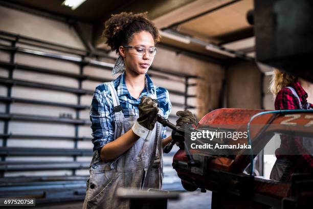 afwerking van de baan - metaalbewerking stockfoto's en -beelden