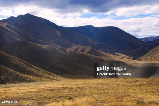 lindis pass, between cromwell and omarama - omarama stock pictures, royalty-free photos & images