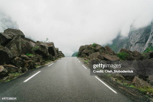 straße in bergen in norwegen - ewigkeit stock-fotos und bilder