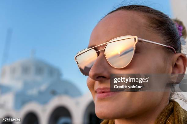 zonsondergang weerspiegeling in zonnebril in santorini - mirrored sunglasses stockfoto's en -beelden