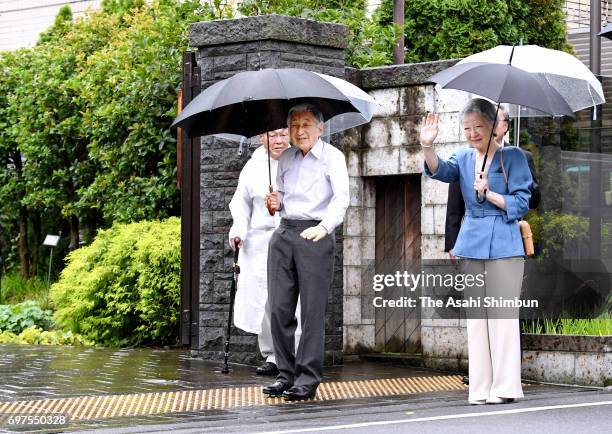 Emperor Akihito and Empress Michiko wave to well-wishers during their visit the Nemunoki-no-Niwa garden, where the home of parents of the empress...