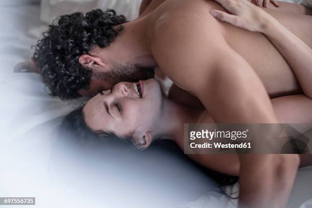 lovers in bed - attività sessuale umana foto e immagini stock