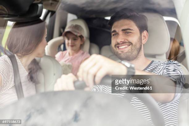 happy family doing a road trip - automobile foto e immagini stock