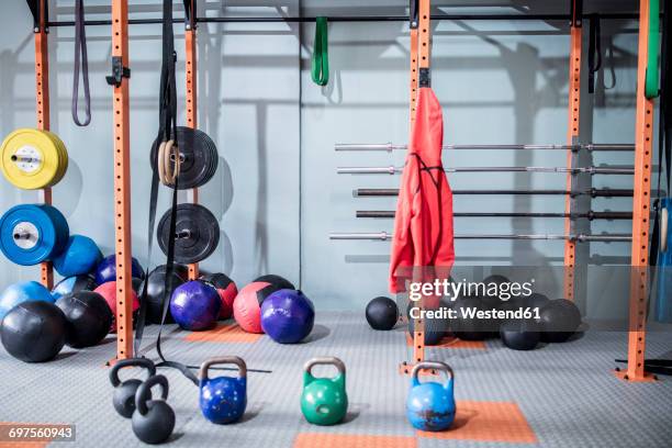 gym equipment - gewicht fitnessausrüstung stock-fotos und bilder