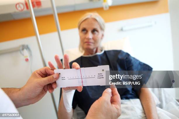 outpatient surgery - pain scale stock pictures, royalty-free photos & images