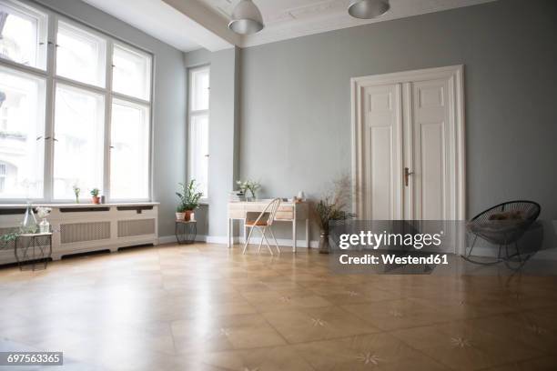 spacious living room - huiskamer stockfoto's en -beelden