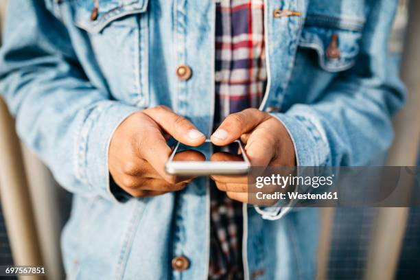 man's hands text messaging - middelste deel stockfoto's en -beelden