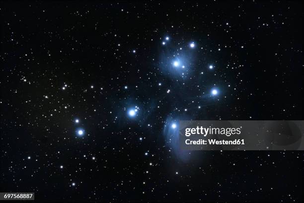 m45 pleiades open star cluster - las pléyades fotografías e imágenes de stock