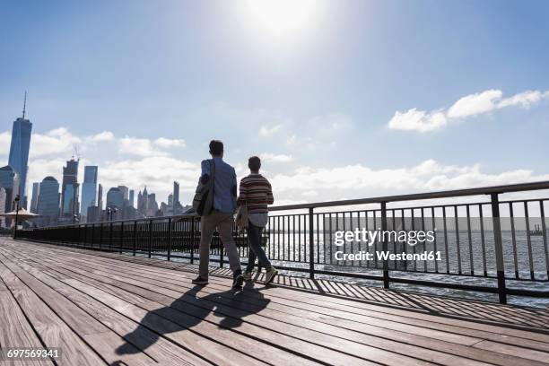 usa, man and woman at new jersey waterfront with view to manhattan - panorama nyc day 2 foto e immagini stock