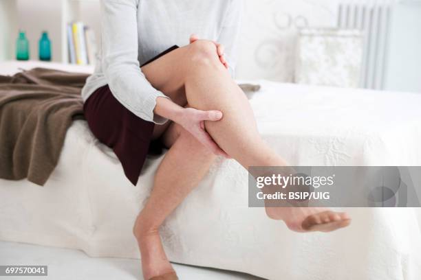 leg pain in a senior - wade menschliches körperteil stock-fotos und bilder